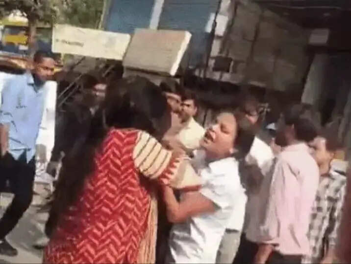 होटल में  बॉयफ्रेंड संग मिली पत्नी , पति के पहुंचते ही सड़क पर हाई-वोल्टेज ड्रामा