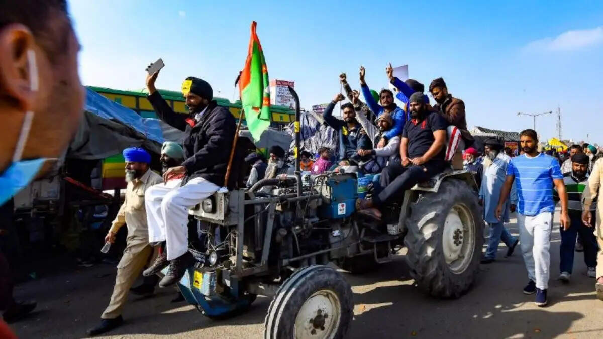 किसानों का दिल्ली चलो मार्च शुरू, बॉर्डर पर लगा लंबा जाम