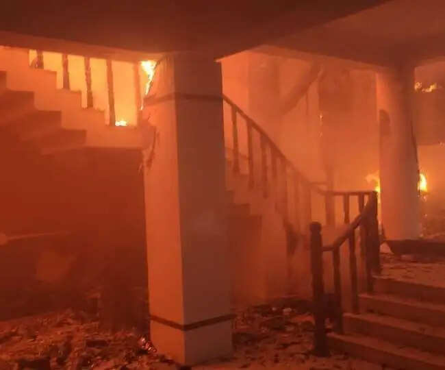 कारपेट फैक्ट्री में धधकती रही चार घंटो तक आग, करोडों का सामान हुआ खाक.