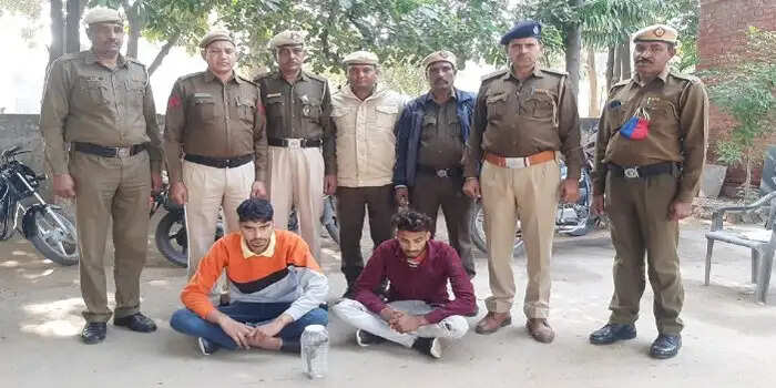 पुलिस ने 1 देसी कट्टा व 2 जिंदा रौंद सहित 2 युवक किये काबू, केस दर्ज