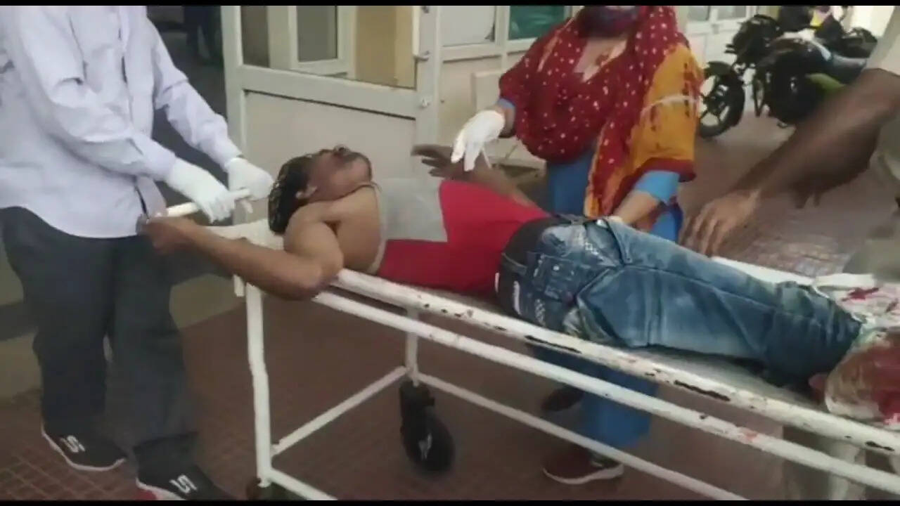 सिरफिरे आशिक ने आशिकी के चक्कर में गवा दी दोनो टांगे..फिर भी तड़पते हुए बोला- I LOVE YOU..