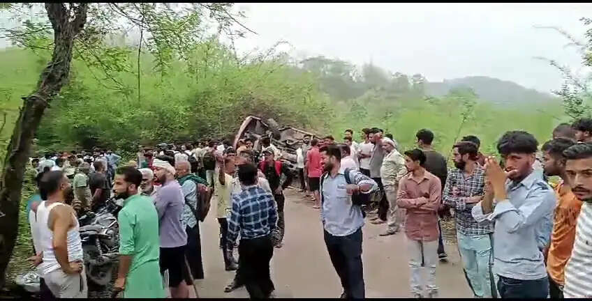 HARYANA:-  रोडवेज बस गिरी खाई में, बस में सवार थे कई यात्री