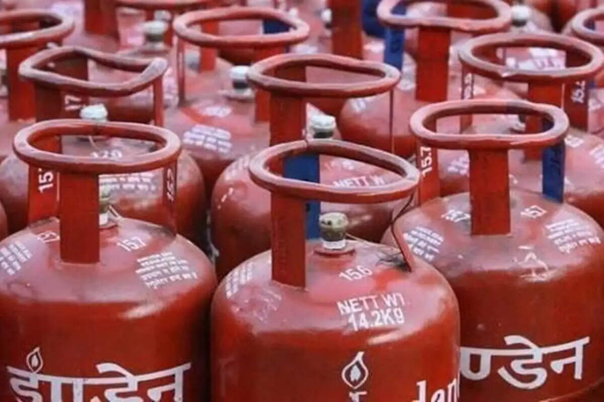 आज से हुए 6 बड़े बदलाव, कॉमर्शियल गैस सिलेंडर हुआ महंगा, पढ़िए जरूर