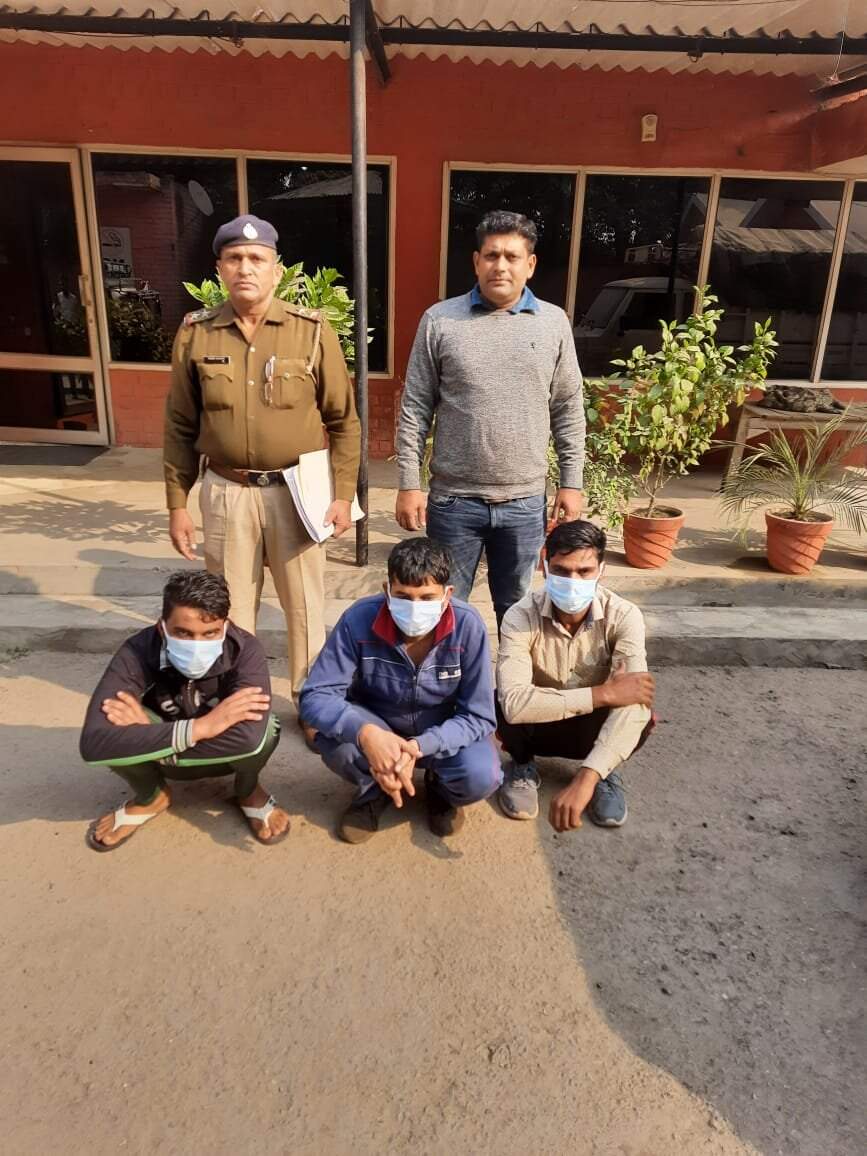 कबाडी से बरामद किया 4 लाख रुपए की चोरी की गई बाइक सामान व 4 लाख कैश