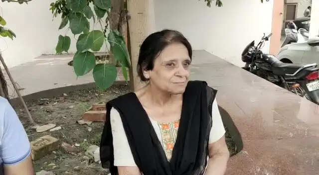 राखी बांधकर घर लौट रही थी बुजुर्ग महिला, सुनसान रास्ते में ले जाकर की लूटपाट