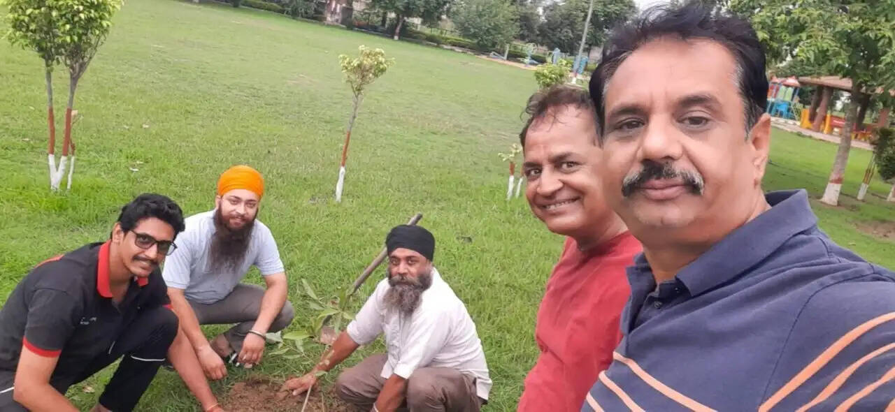 श्री गुरू तेग बहादर सेवा दल व एनआईआरसी के सदस्यो ने लगाए 100 से अधिक पेड़