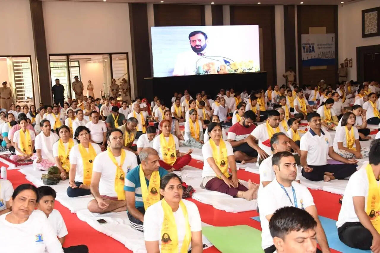 HARYANA में CM सैनी ने किया योगा, खराब मौसम के चलते बदला गया आयोजन स्थल