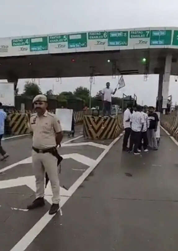 यमुनानगर:मिल्क माजरा टोल प्लाजा पर किसानों का धरना.. तीन लेन बंद!