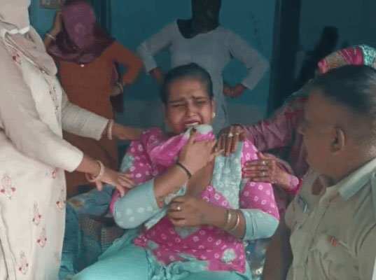 हिसार में बेटा होने की खुशी पर बधाई लेने पहुंचे किन्नरों ने मांगे 1 लाख,पुलिस बुलाकर किया मामला शांत