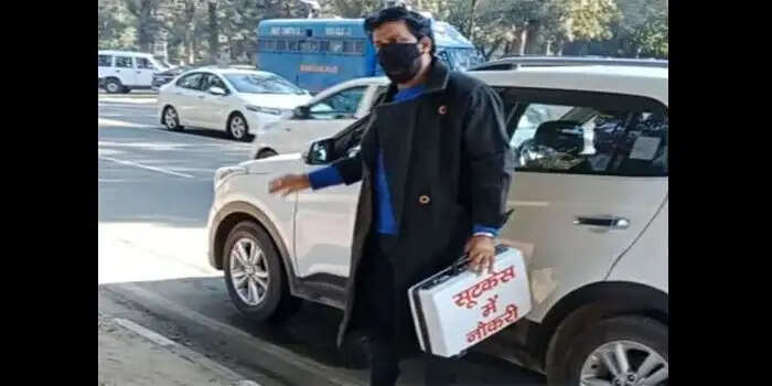 पूर्व प्रदेशाध्यक्ष नवीन जयहिंद को पुलिस ने लिया हिरासत में, सूटकेस लेकर पहुंचे थे विधानसभा