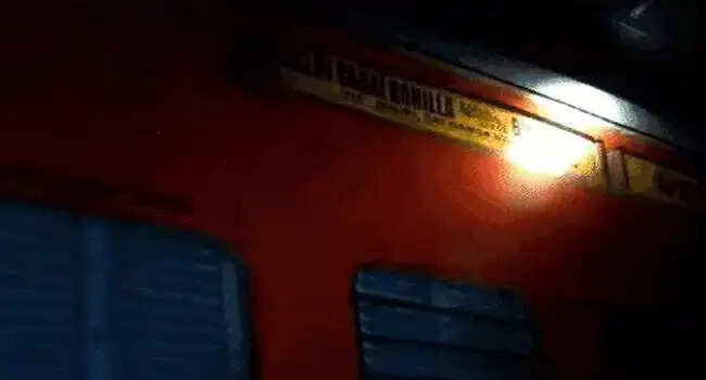 चलती ट्रेन के पहियों में आग लगी, बाल-बाल बचे पैसेंजर