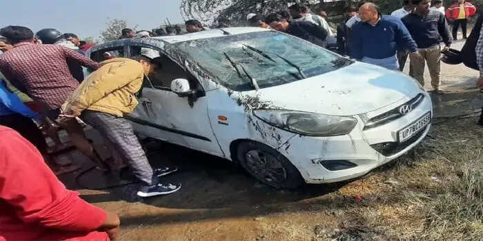 यमुना एक्सप्रेस वे की सर्विस रोड पर नाले में गिरी तेज रफ्तार कार, 2 की मौत