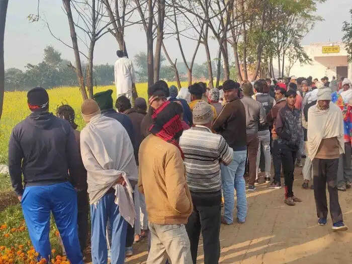 स्कूल परिसर में पेड़ से लटका मिला चौकीदार का शव, शरीर पर चोट के भी मिले निशान, पढिए मामला