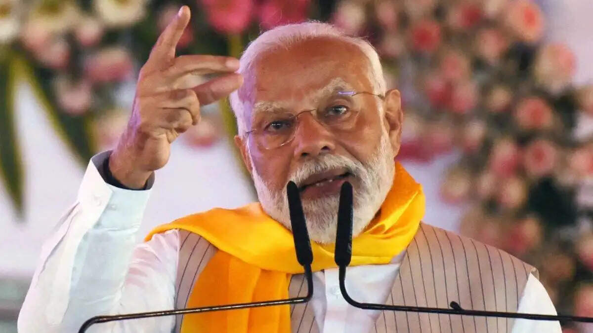 धारा 370 हटने के बाद आज पहली बार कश्मीर में PM मोदी