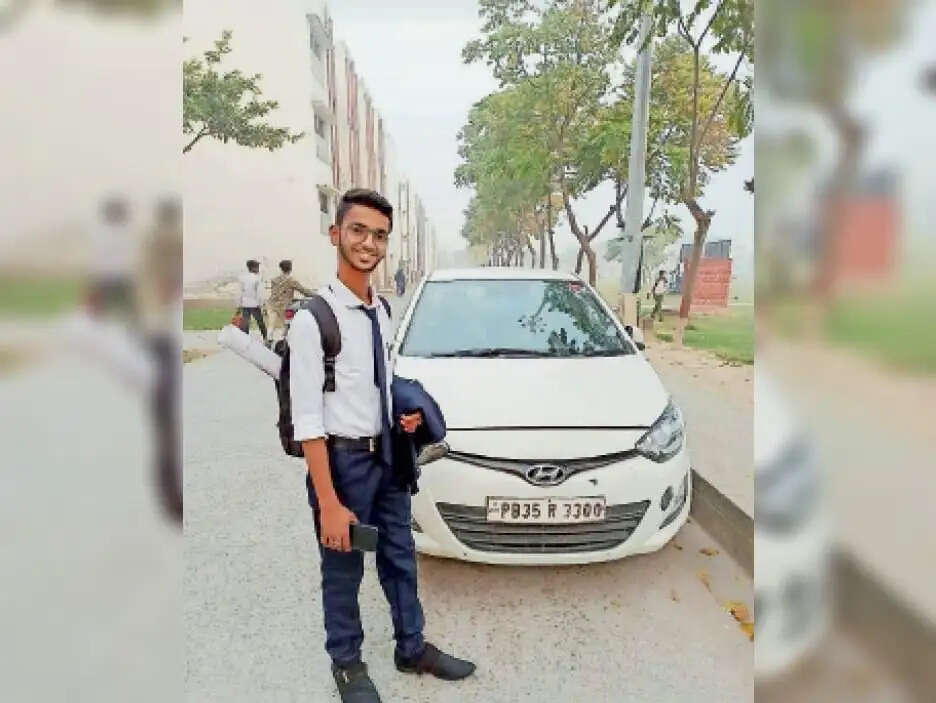 हॉस्टल में फंदे पर लटकता मिला इंजीनियरिंग का छात्र, सुसाइड नोट में लिखी ये बाते, पढ़िए