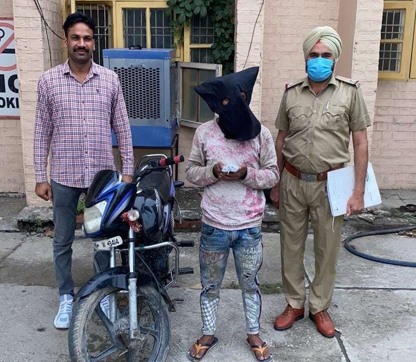 मोबाईल स्नेचिंग की वारदात को अंजाम देने वाला युवक काबू, मोबाईल व बाईक बरामद
