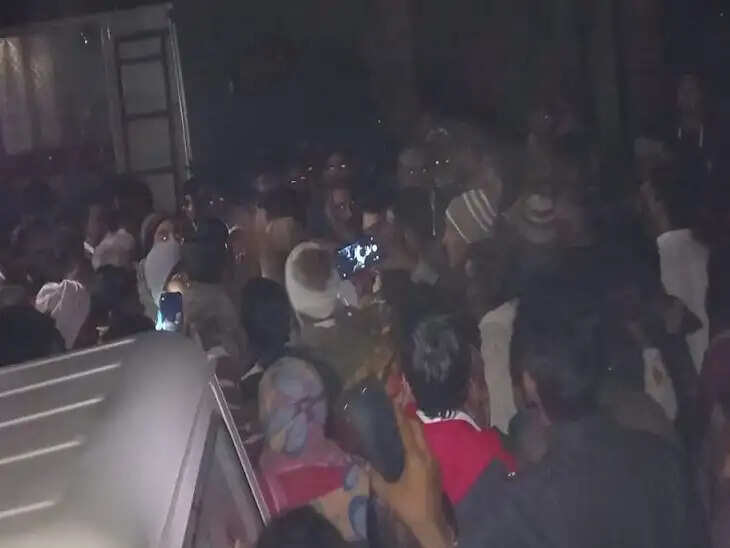 पुलिस ने चिता से निकाला अधजला शव, पढिए क्या है पूरा मामला