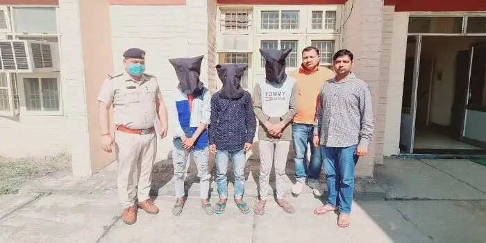 इन चोरो ने की थी फैक्ट्री में चोरी, 3 आरोपियों से किये 9500 बरामद