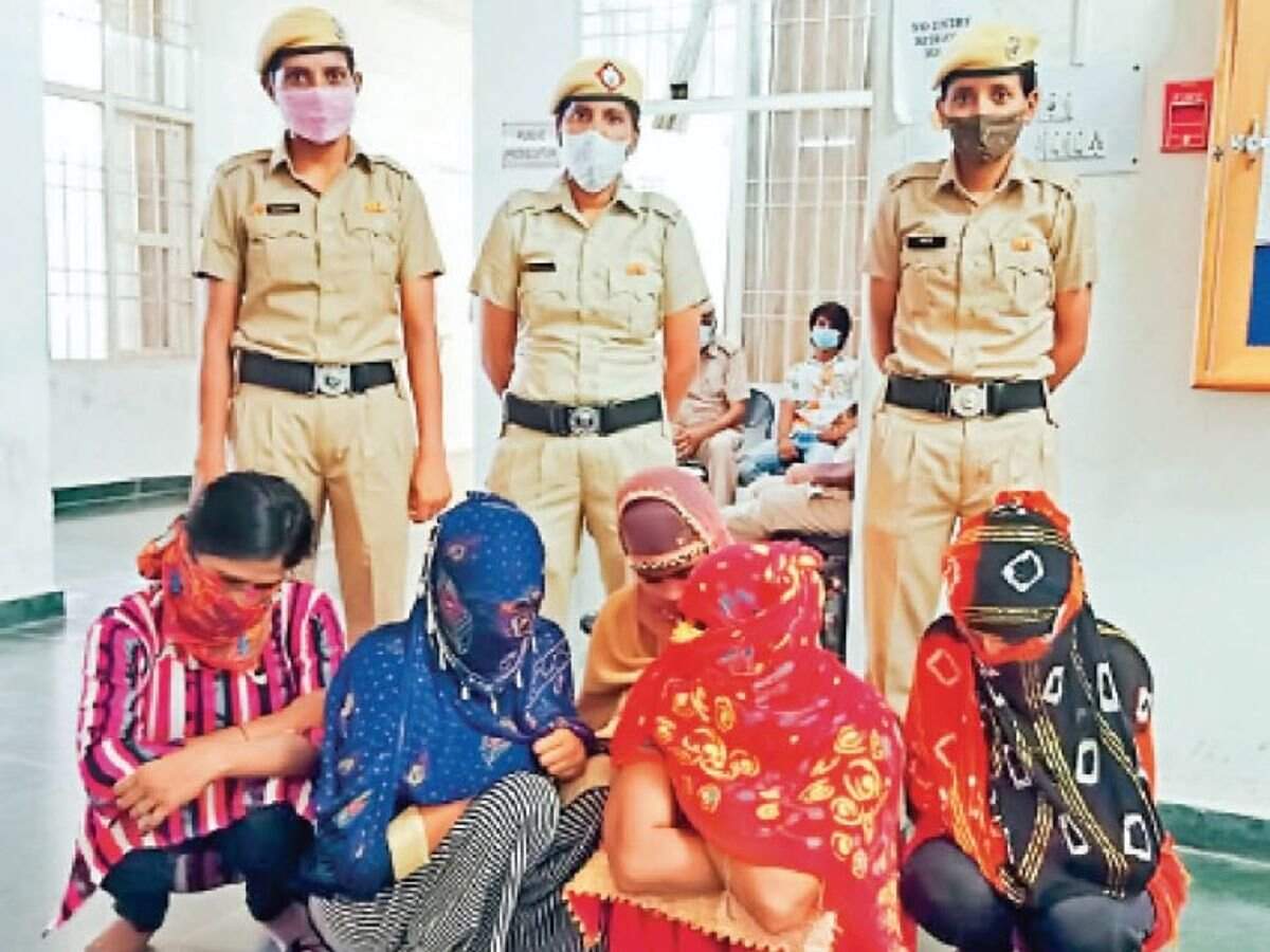 TDI मॉल के स्पा सेंटर में चल रहा था सेक्स रैकेट, 5 लड़कियां व 3 युवक पकड़े