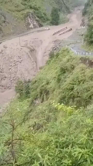 हिमाचल के चंबा-मंडी में बादल फटने से 5 पुल बहे
