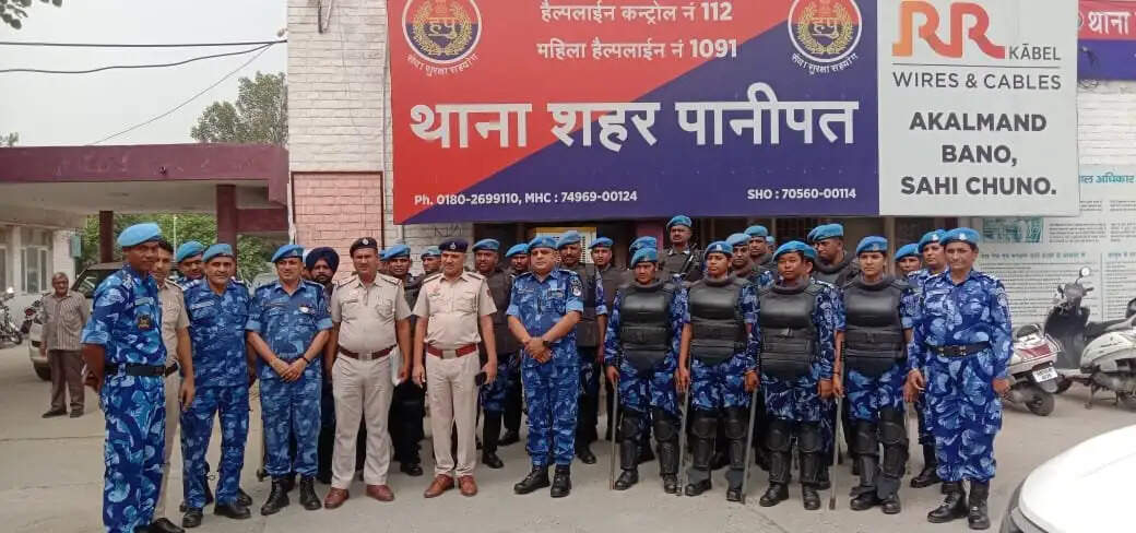 आरएएफ ने निकाला फ्लैग मार्च, शहरवासियों को दिया सुरक्षा का भरोसा