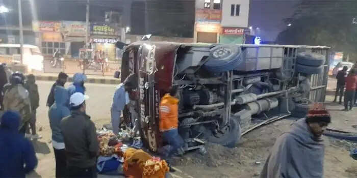 सिरसा-शहर के महाराणा प्रताप चौक के समीप सवारियों से भरी बस पलटी, कई सवारियां हुई घायल