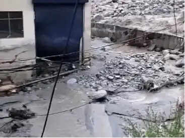 हिमाचल में फटा बादल, मलबे से मनाली-लेह रोड बंद