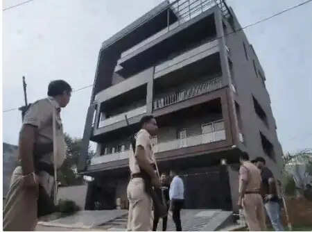 Breaking:- फेमस एल्विश यादव के घर अंधाधुंध फा# यरिंग, बाहर पुलिस बल तैनात