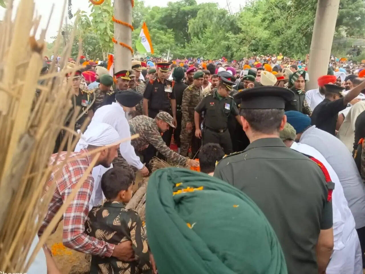 7 साल के बेटे ने आर्मी की वर्दी पहन पिता को दी आखिरी विदाई