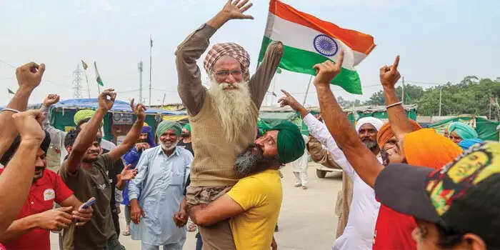 संयुक्त किसान मोर्चा व केंद्र सरकार के बीच बनी सहमति, 12 बजे होगी SKM की सिंघु बॉर्डर पर मीटिंग