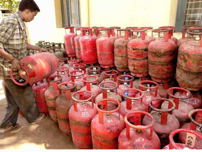 LPG Cylinder की कीमतों मे फिर आया उछाल, इतने में मिलेगा अब सिलेंडर.