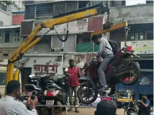 युवक ने तोड़ा ट्रैफिक तो पुलिस ने बाइक सहित क्रेन से उठाया, युवक लगाता रहा मदद की गुहार