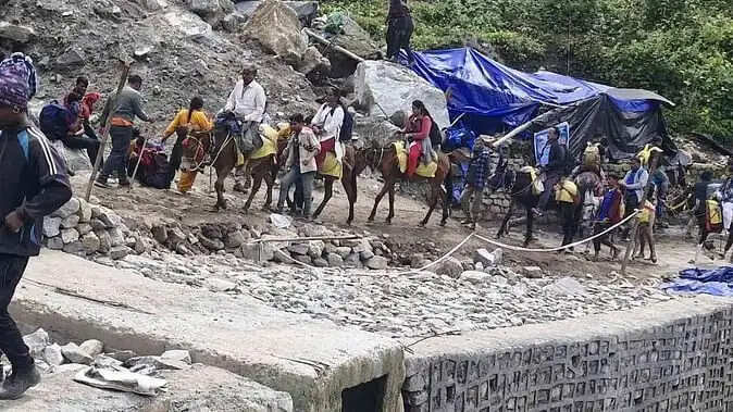 पडाड़ों में लगातार बारिश होने के कारण इतने दिन के लिए रोकी गई केदारनाश यात्रा