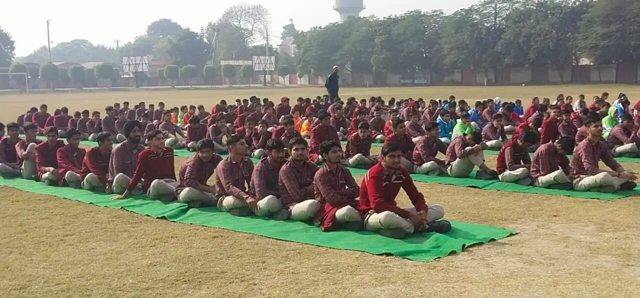 DAV पुलिस पब्लिक स्कूल में विद्यार्थियों को यातायात के नियमों का पालन एवं साइबर अपराधों से बचाव के संबंध में किया जागरूक