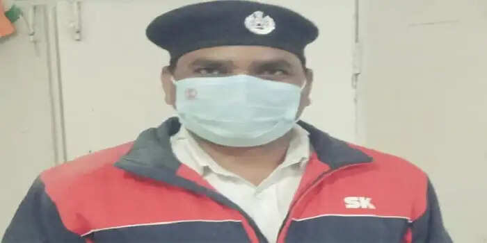 बुलेट पर जा रहे 2 युवकों को रोकना पुलिस कर्मियों को पड़ा महंगा, पढिए खबर