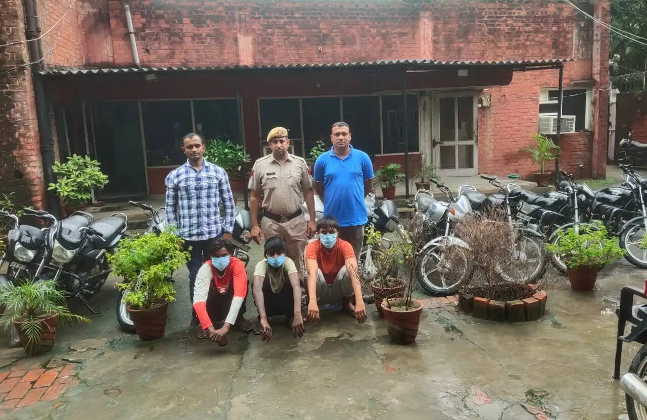 अगर आपकी बाइक हुई है चोरी तो पढ़े खबर, इन चोरो से 11 बाइक हुई बरामद