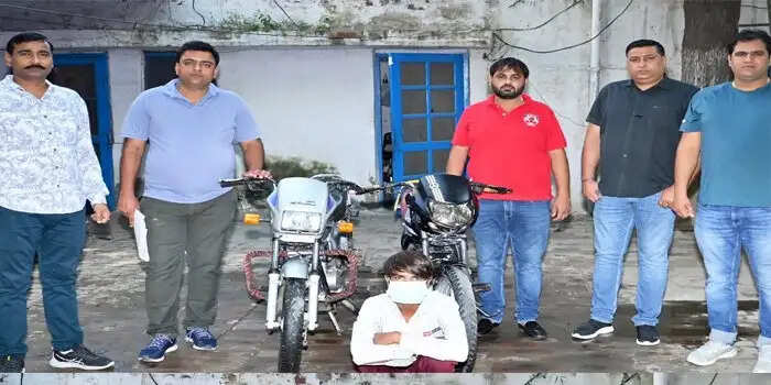बाइक चोरी करने वाला आरोपी गिरफ्तार, चोरी की 2 बाइक भी बरामद
