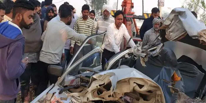 दर्दनाक हादसा- पेड़ से टकराई कार, 5 युवकों की हुई मौत