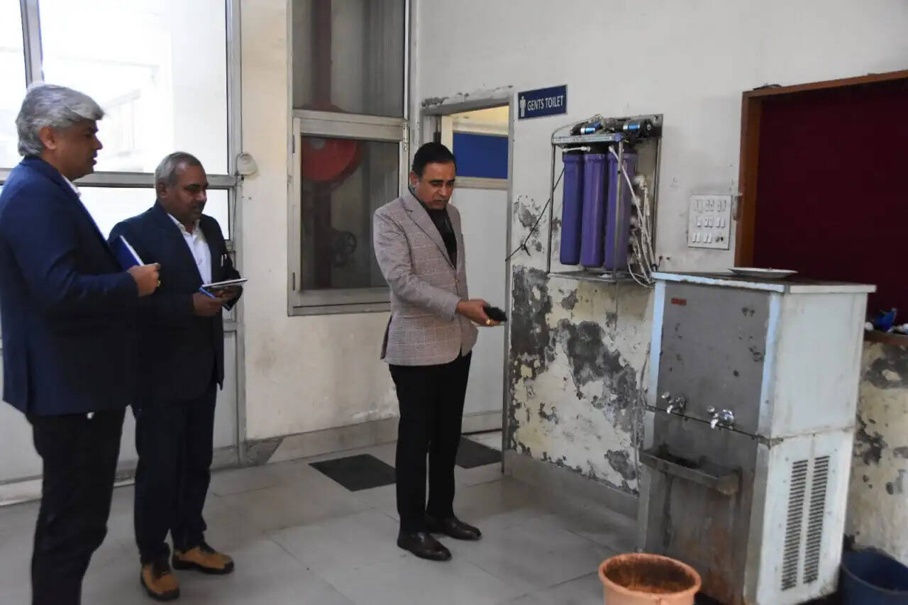 पानीपत के DC वीरेंद्र कुमार दहिया ने HSVP के कार्यालय का किया औचक निरीक्षण