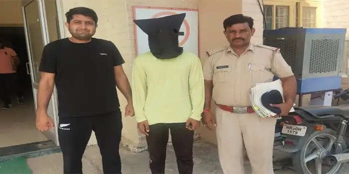 फोन झपटने वाला युवक काबू, झपटा हुआ मोबाइल बरामद