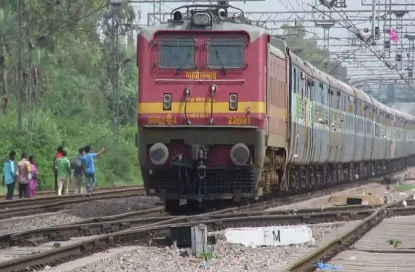 3 महीने की गर्भवती महिला ने ट्रेन के आगे कूदकर की आत्महत्या , जानिए क्या थी वजह