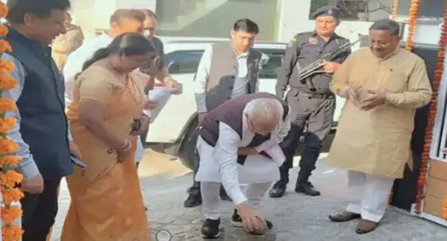 पूर्व CM मनोहर लाल ने करनाल में लिया नया घर, नारियल तोड़कर किया गृह प्रवेश