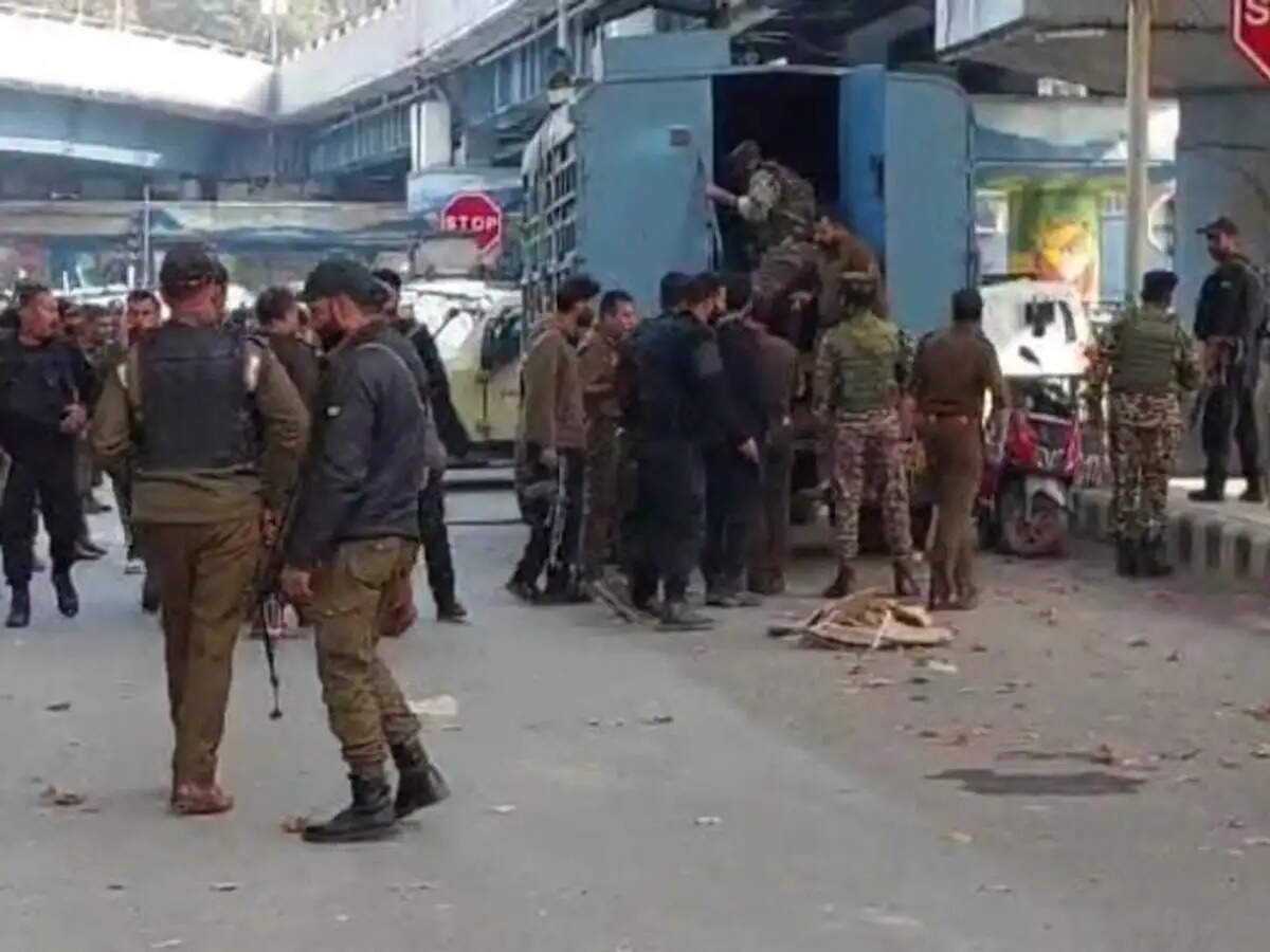 Breaking:- जम्मू-कश्मीर में 6 आतंकवादियों के घर गिराए ब्लास्ट से