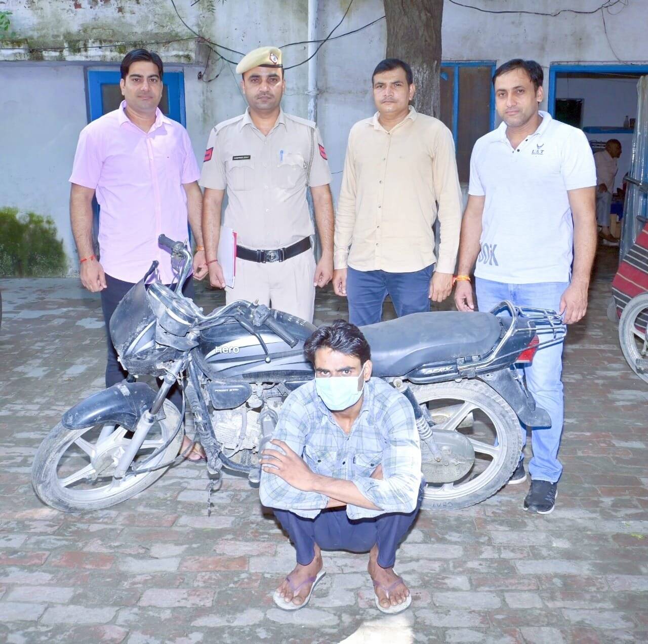 बाइक चोर को किया गिरफ्तार, आरोपी से की एक बाइक बरामद.