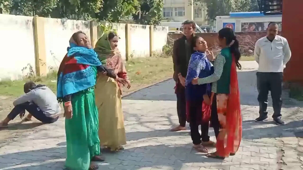 PANIPAT: तेज आवाज मे इयरफोन लगाकर युवती कर रही थी रेलवे लाइन क्रॉस, आ गई ट्रे-न, हुआ हा--दसा