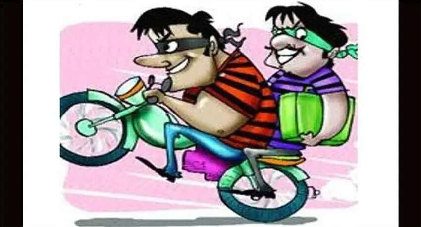 पेट्रोल पंप से बदमाशों ने डलवाया तेल, सेल्समैन पर पिस्तौल तान लूटे 10 हजार