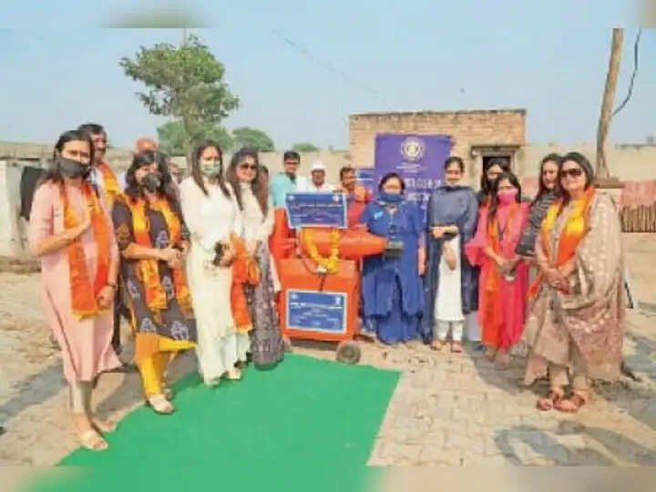 कम&nbsp;प्रदूषण के लिए गोबर से लकड़ी बनाने की मशीन का अनावरण किया मेयर अवनीत कौर ने&nbsp;