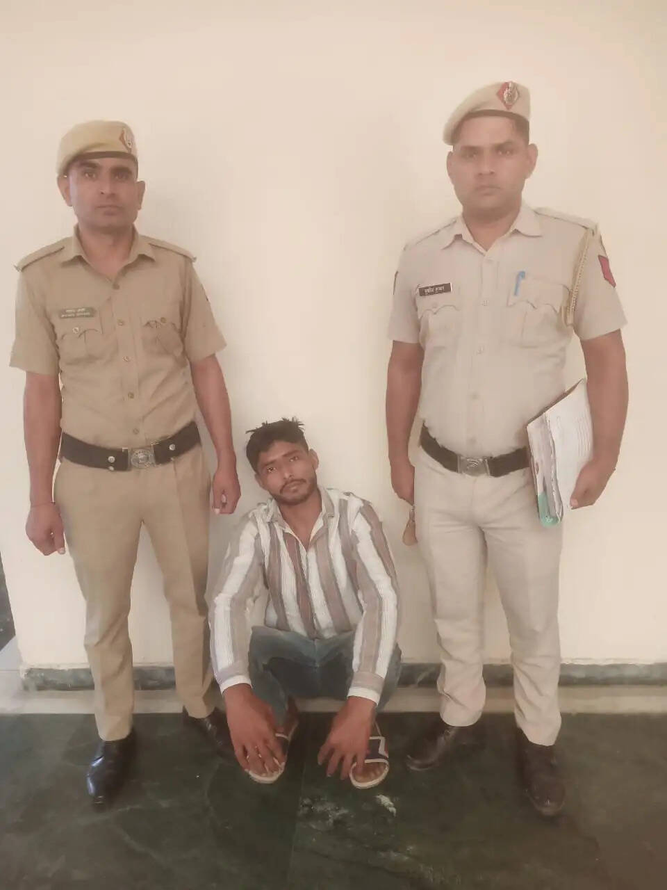 नशे की लत पूरी करने के लिए पैसों की जरूरत पड़ी, तो आरोपी ने चुराया सिलेंडर व बिजली तार