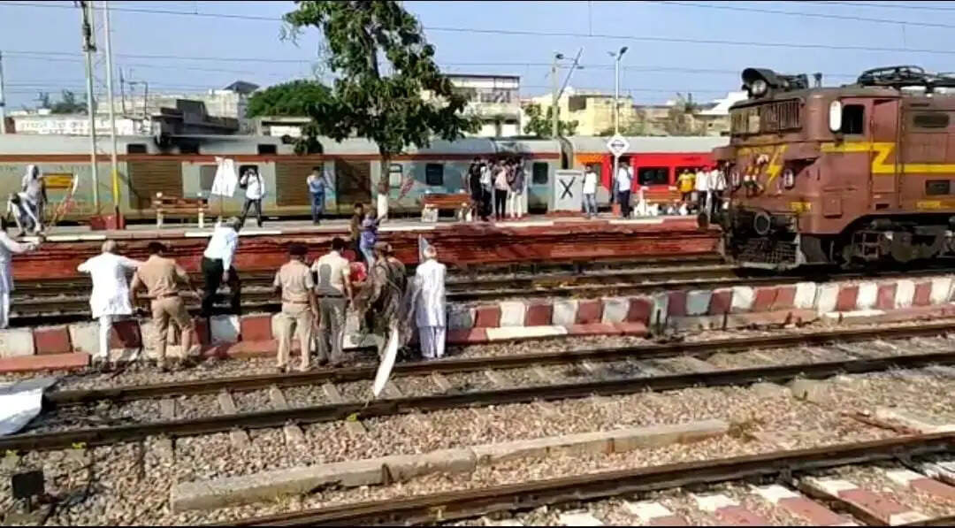 रेलवे ट्रेक पर बैठे थे किसान, अचानक आ गई मालगाड़ी, चालक ने लगाई इमरजेंसी ब्रेक