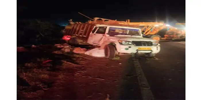 अचानक 30 लोगों से भरी पिकअप गाड़ी का टायर फटने से हुआ बड़ा हादसा, 1 की मौत, अन्य घायलों का चल रहा इलाज